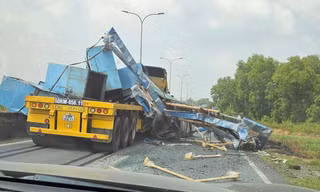 Thót tim cảnh xe đầu kéo gặp sự cố, hàng hóa văng tung tóe