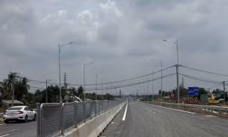 Trước ngày thông xe, dây điện vẫn 'giăng bẫy' đường lên cầu Nhơn Trạch 