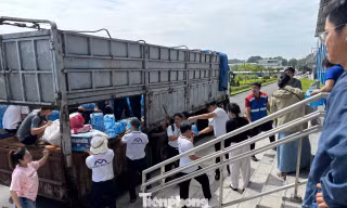 Hơn 180 tấn hàng đổ về các nhà ga metro TPHCM gửi người dân vùng lũ