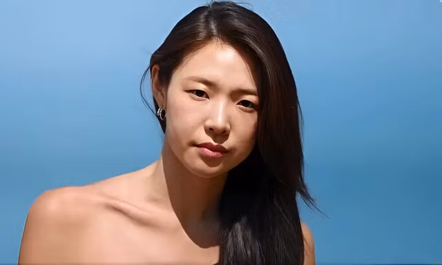 Nữ MC cúi đầu xin lỗi 