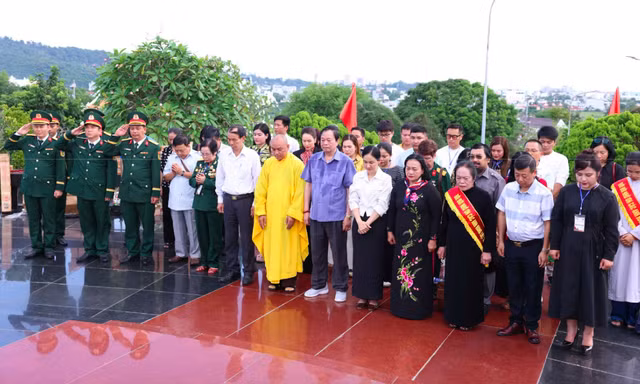 'Hành trình tri ân - Trở về miền ký ức năm 2026' sâu nặng nghĩa tình nơi Đảo Ngọc
