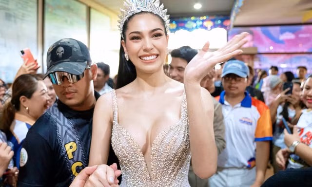 Biển người chào đón người đẹp Philippines
