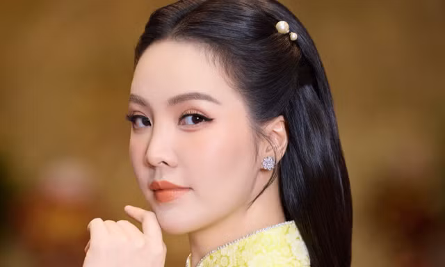 Á hậu Thụy Vân chạy show ngày cuối năm
