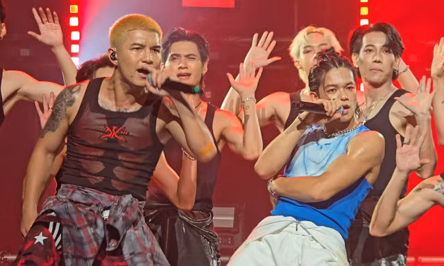 (S)TRONG "đánh yêu" Cường Seven trong liveshow Giữa Những Trời Sao