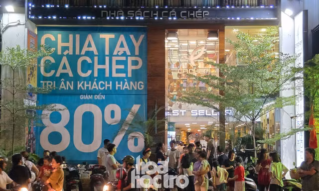 TP.HCM: Khách xếp hàng dài chờ thanh toán tại Nhà sách Cá Chép những ngày cuối