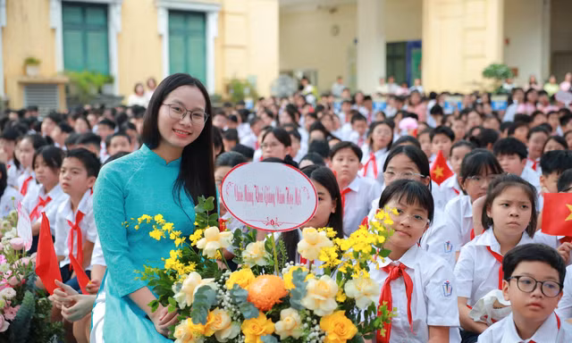 Hà Nội: Thầy cô và học trò trường THCS Trưng Vương rộn ràng đón năm học mới