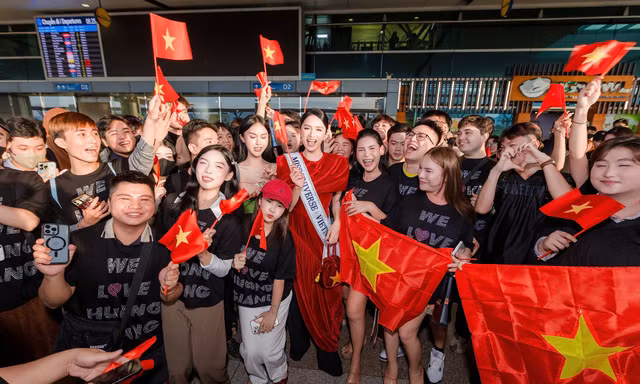 Hàng trăm khán giả tiễn Hoa hậu Hương Giang lên đường dự thi Miss Universe 2025