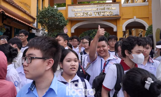 Tuyển sinh lớp 10: Lỡ hẹn nguyện vọng mong muốn, tuổi 15 có thật sự "trắng tay"?