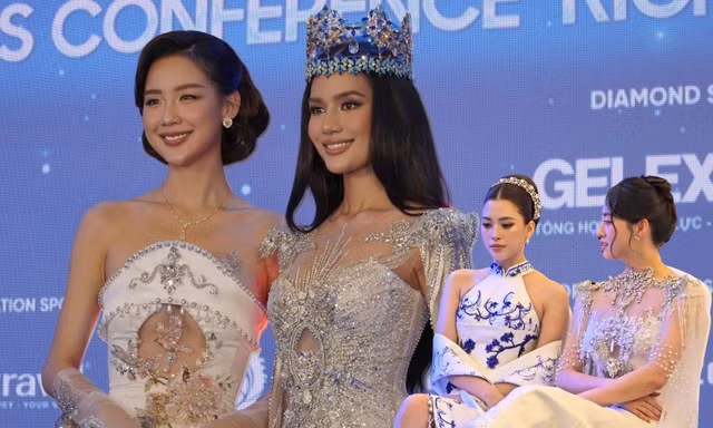 Hoa hậu Tiểu Vy nũng nịu bên Lương Thùy Linh tại họp báo công bố Miss World 2026