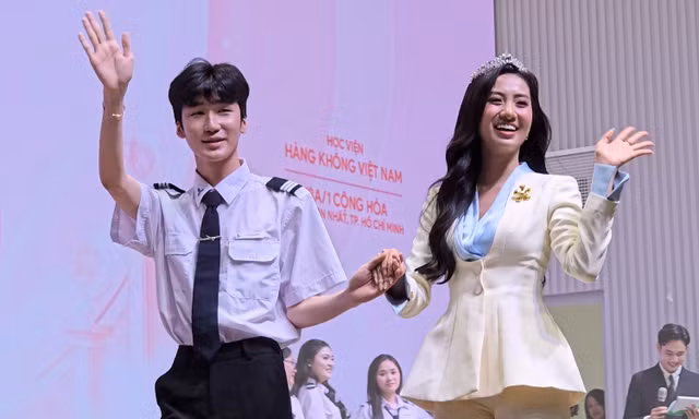 Hoa Hậu Hà Trúc Linh bất ngờ nhận vương miện tại Học viện Hàng không