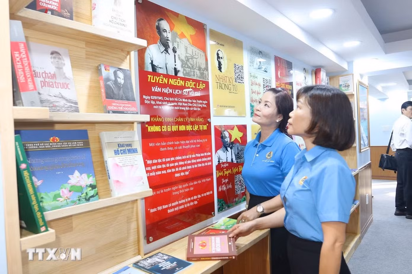 Các đại biểu tham quan "Không gian văn hóa Hồ Chí Minh." (Ảnh: Thanh Vũ/TTXVN)