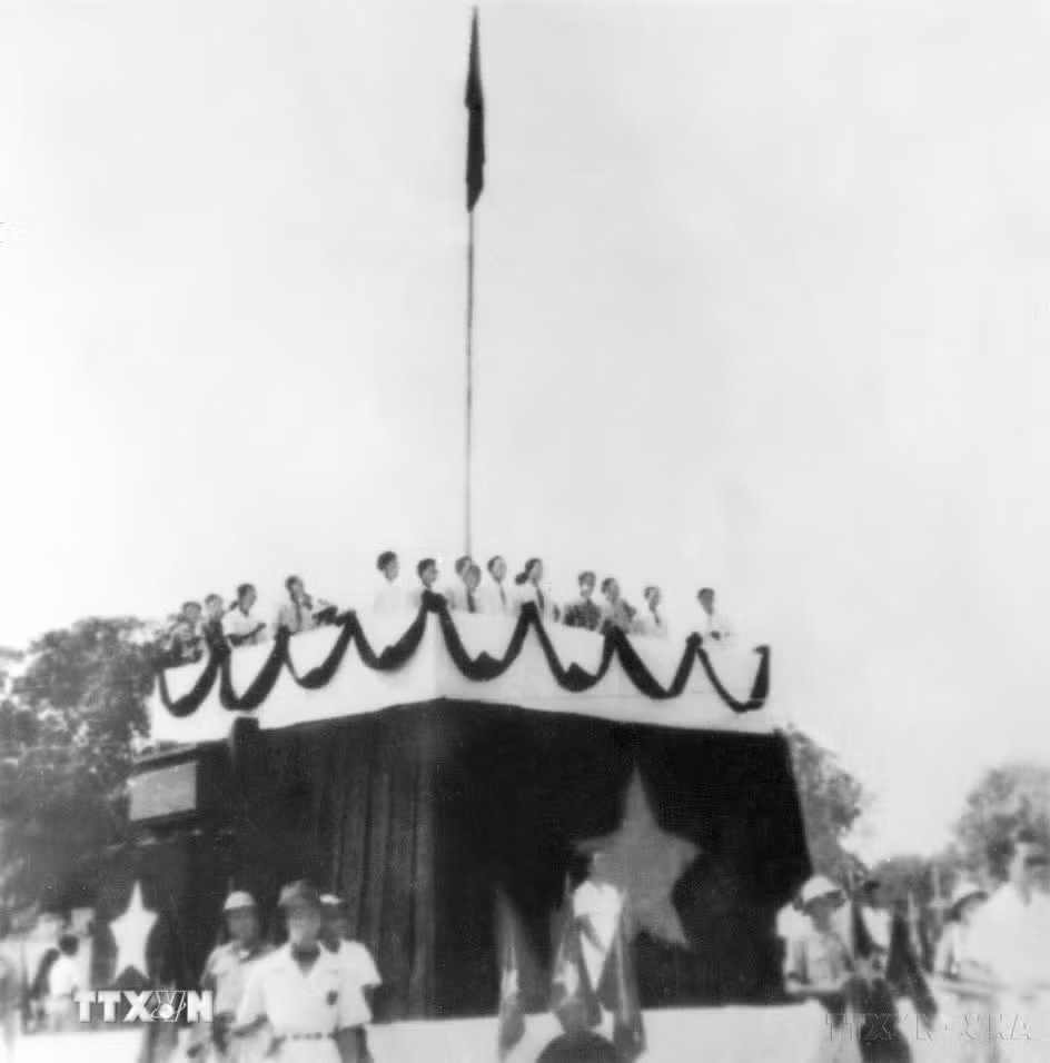 Ngày 2/9/1945, tại Quảng trường Ba Đình, Hà Nội, Chủ tịch Hồ Chí Minh đọc “Tuyên ngôn Độc lập,” tuyên bố sự ra đời của nước Việt Nam Dân chủ Cộng hòa. (Ảnh: Tư liệu TTXVN)