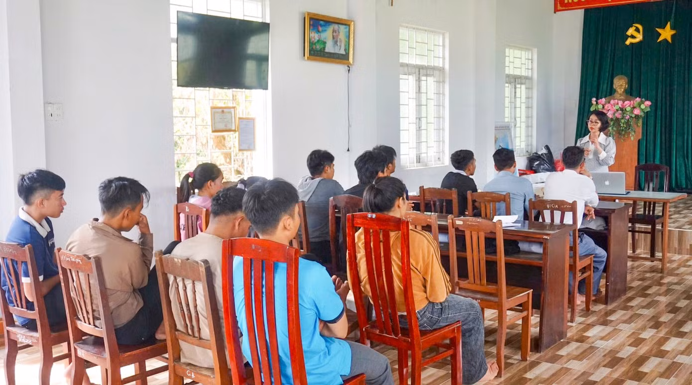 4-nguoi-dan-lang-canh-tien-tham-gia-lop-so-cap-huong-dan-vien-du-lich-anh-tk.jpg