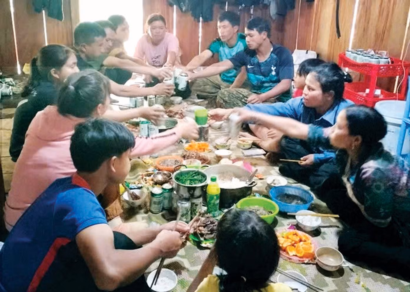 anh-4b-trong-can-nha-choi-de-o-canh-giu-sam-moi-nguoi-cung-chung-vui-don-tet-anh-nn.jpg