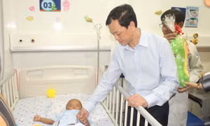 Diễn biến mới về sức khỏe bé trai 2 tuổi bị mẹ và nhân tình bạo hành ở TPHCM