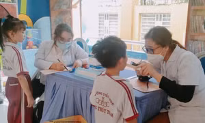Truy nguồn thực phẩm sau loạt học sinh ở TPHCM nghi ngộ độc
