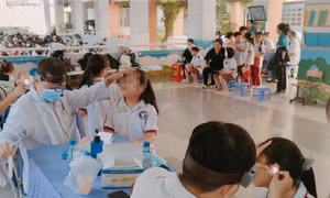 25 ca nghi ngộ độc ở trường tiểu học tại TP.HCM, có trẻ phải thở máy