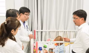 Bé trai bị mẹ và người tình bạo hành dã man sẽ về đâu sau khi xuất viện?