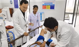 Cuộc chiến ‘giờ vàng’: Giành giật sự sống cho du khách đột quỵ ở Côn Đảo