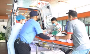 Ê kíp bác sĩ Việt Nam ra tận cửa khẩu giành giật sự sống cho bệnh nhân Campuchia