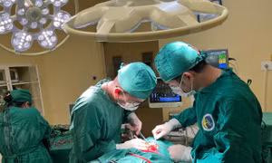 Hy hữu cụ ông bị tia nước máy bơm cao áp cắt lìa thanh quản