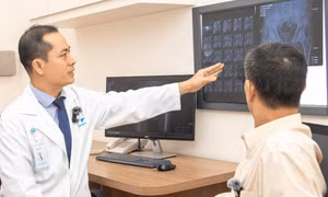 Bệnh nhân nghiện thuốc lá bàng hoàng khi bác sĩ thông báo bị… hoại tử xương