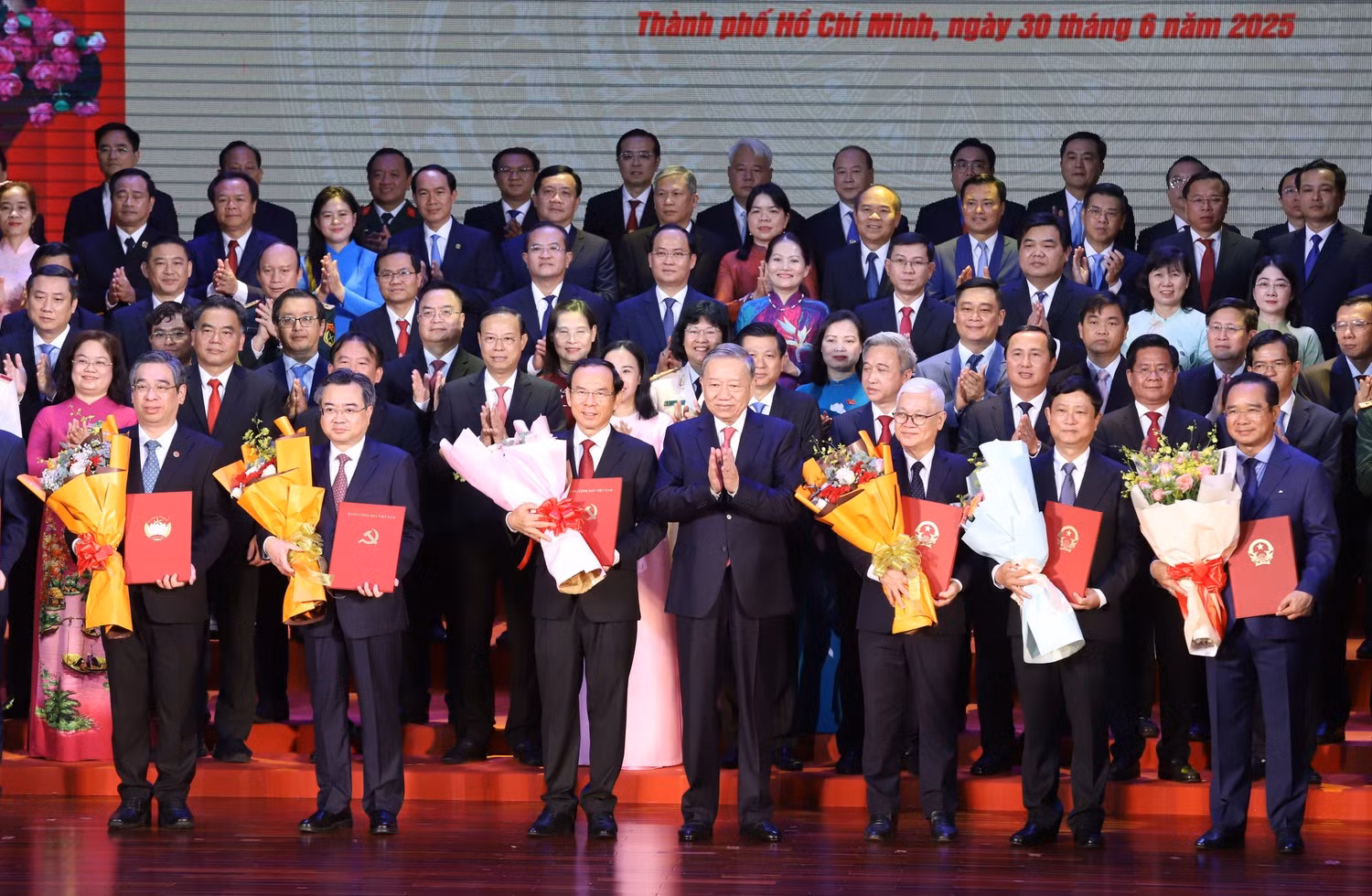 Tổng Bí thư Tô Lâm trao các nghị quyết, quyết định của Trung ương về việc thành lập TPHCM mới và chỉ định nhân sự của thành phố.