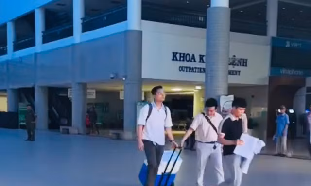 Nhân viên y tế đưa tạng của người cho chết não đến bệnh viện để ghép