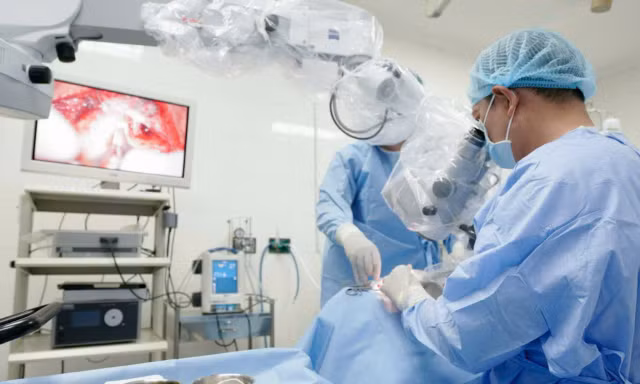 Bác sĩ Lê Trần Quang Minh đang phẫu thuật cấy ốc tai cho bệnh nhân 