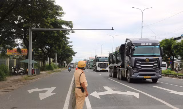 Tài xế lúng túng sau khi Quốc lộ 51 phân làn mới