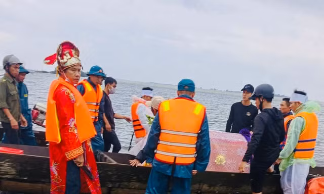 Xót xa đưa tang trong mùa lũ lớn ở Quảng Trị