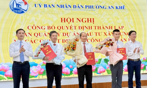 Trao quyết định bổ nhiệm Giám đốc và các Phó giám đốc Ban quản lý dự án