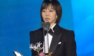 Nổi bật với bộ Tuxedo trên thảm đỏ, Im Soo Jung đã giành giải 'Nữ diễn viên phụ xuất sắc nhất' tại 'Baeksang lần thứ 62'