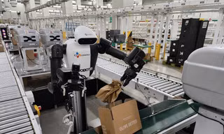 Robot hình người đầu tiên trong ngành logistics
