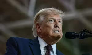 Tổng thống Mỹ Trump nổi giận vì giá xăng giảm chậm hơn giá dầu