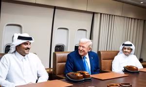 Tổng thống Mỹ Donald Trump gặp các nhà lãnh đạo Qatar trên đường tới châu Á