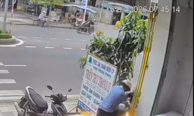 TP NOW: Thùng phuy phát nổ như bom, hất văng người đàn ông trên vỉa hè