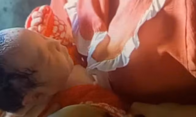 Em bé chào đời tại nhà trong lũ được nữ điều dưỡng chăm sóc kịp thời 