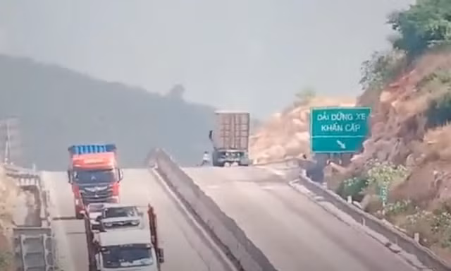 Kịp thời ngăn chặn ba em nhỏ chạy nhảy trên cao tốc Cam Lâm - Vĩnh Hảo