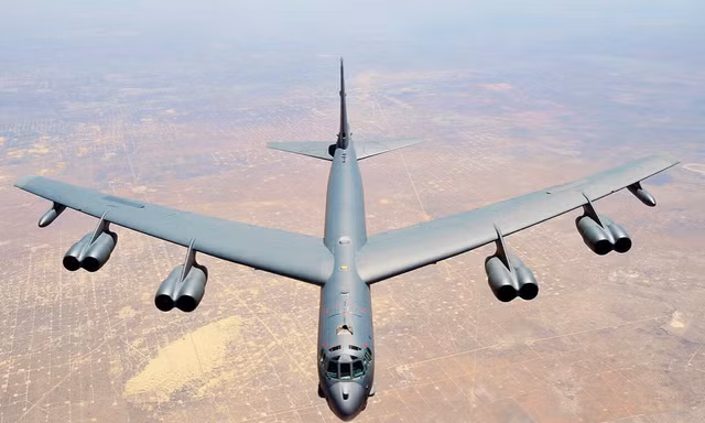 Mỹ bắt đầu triển khai oanh tạc cơ B-52 trên bầu trời Iran