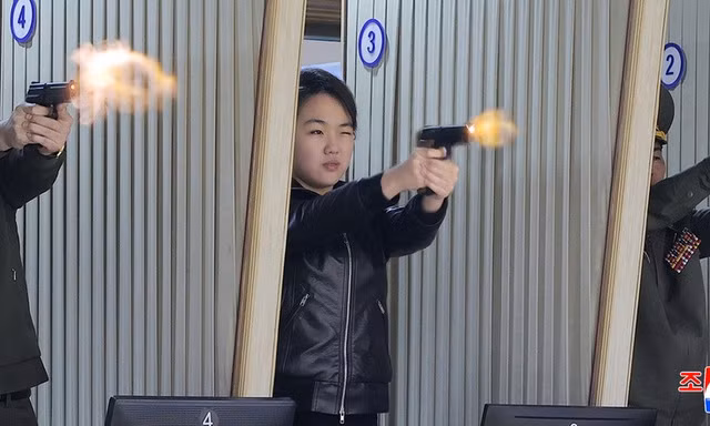 Con gái Chủ tịch Triều Tiên Kim Jong Un thử bắn súng lục