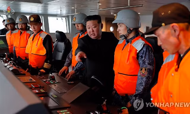 Chủ tịch Triều Tiên Kim Jong Un cùng con gái thị sát tàu khu trục mới 