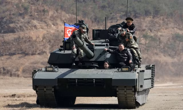 Chủ tịch Triều Tiên và con gái cưỡi xe tăng
