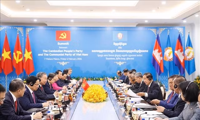 Bộ Chính trị Đảng Cộng sản Việt Nam họp với Ban Thường vụ Đảng Nhân dân Campuchia