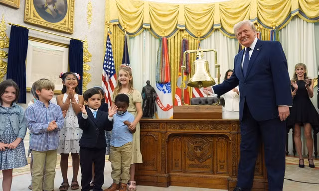 Tổng thống Trump rung chuông phiên giao dịch sàn chứng khoán từ Nhà Trắng, kỳ vọng bứt phá 
