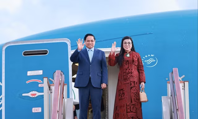 Thủ tướng Algeria Sifi Ghrieb ra tận sân bay đón Thủ tướng Phạm Minh Chính