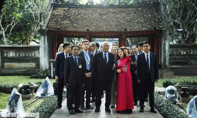 Chủ tịch Hội đồng châu Âu tham quan Văn Miếu - Quốc Tử Giám
