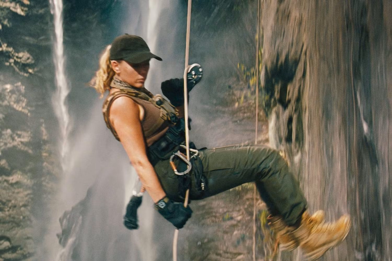 scarlett-johansson-jurassic-worl.jpg