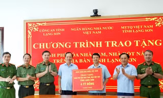 Trao kinh phí hỗ trợ xóa nhà tạm, nhà dột nát trên địa bàn tỉnh Lạng Sơn. 