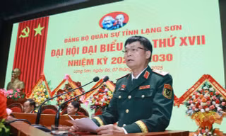 Thiếu tướng Đỗ Văn Tuấn, Phó Tư lệnh Quân khu 1 ghi nhận những thành tích xuất sắc của Đảng bộ Quân sự tỉnh Lạng Sơn. Ảnh: Duy Chiến, 